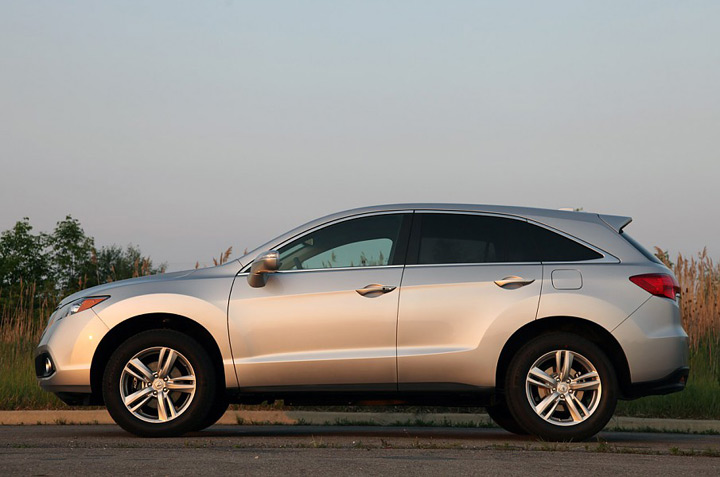 Автомобиль 2013 Acura RDX - вид сбоку Автомобиль 2013 Acura RDX - вид сбоку