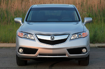 Автомобиль 2013 Acura RDX - вид спереди Автомобиль 2013 Acura RDX - вид спереди