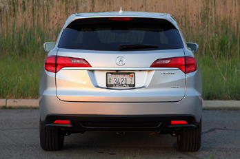 Автомобиль 2013 Acura RDX - вид сзади Автомобиль 2013 Acura RDX - вид сзади