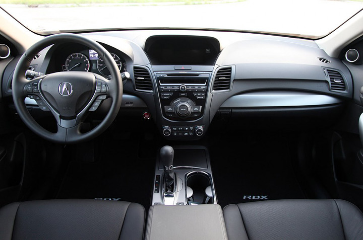 Автомобиль 2013 Acura RDX - вид внутри салона - панель Автомобиль 2013 Acura RDX - вид внутри салона - панель