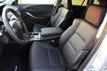Автомобиль 2013 Acura RDX - вид внутри салона - передние сидения, руль Автомобиль 2013 Acura RDX - вид внутри салона - передние сидения, руль