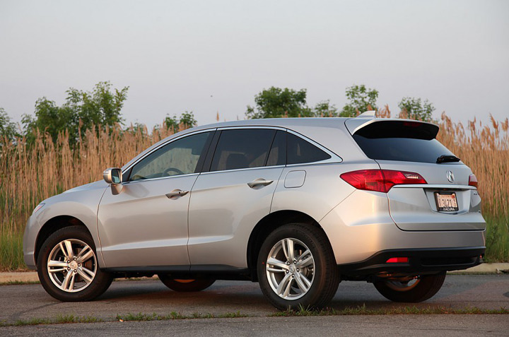 Автомобиль 2013 Acura RDX - вид сбоку под углом Автомобиль 2013 Acura RDX - вид сбоку под углом