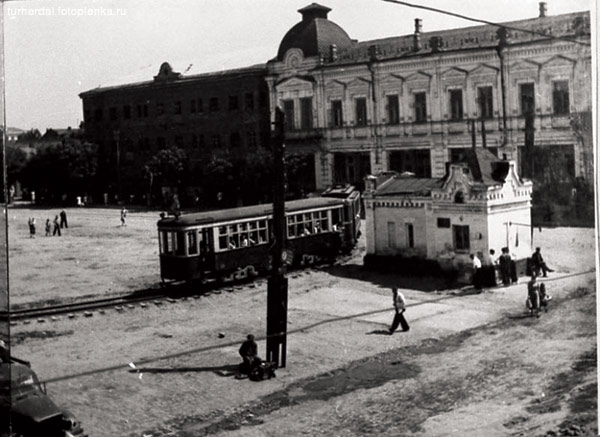 Старый Краснодар. 1950-е Кооперативный Рынок 002 Отчетливо видно здание крайвоенкомата, на переднем плане Красноармейская Старый Краснодар. 1950-е Кооперативный Рынок 002 Отчетливо видно здание крайвоенкомата, на переднем плане Красноармейская